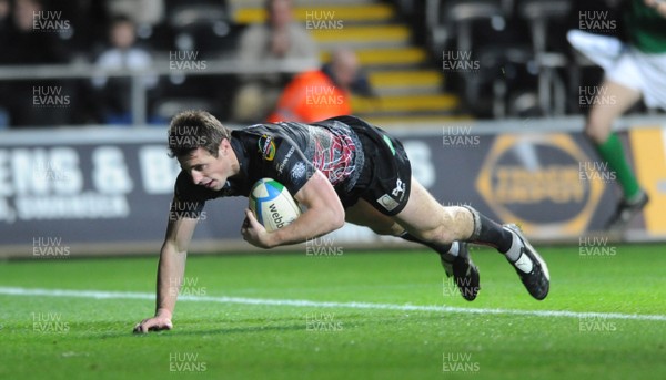 06.12.08 - Ospreys v Benetton Treviso - Heineken Cup - Ospreys Tommy Bowe scores his last try. 