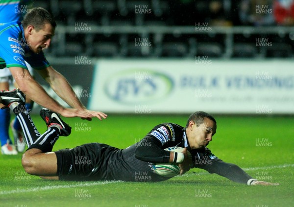 121012 Ospreys v Treviso - Heineken Cup -Ospreys' Eli Walker dives over to score 