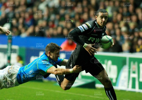 121012 Ospreys v Treviso - Heineken Cup -Ospreys' Eli Walker takes on Treviso's Tommaso Iannone 