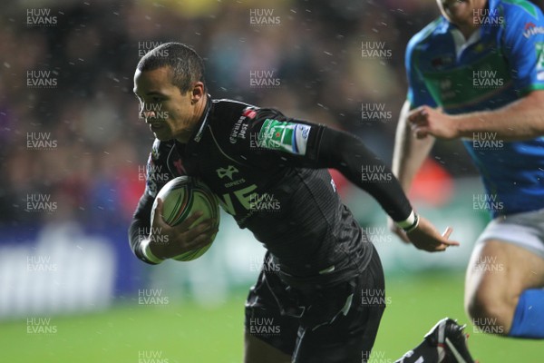 121012 Ospreys v TrevisoOspreys' Eli Walker scores try