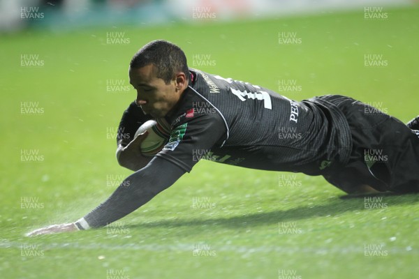 121012 Ospreys v TrevisoOspreys' Eli Walker scores try