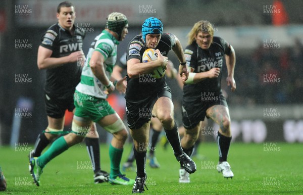 130413 - Ospreys v Treviso - RaboDirect PRO12 -Justin Tipuric of Ospreys gets into space 