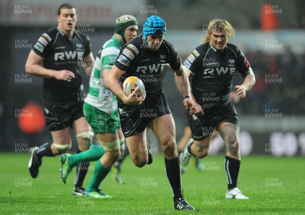 130413 - Ospreys v Treviso - RaboDirect PRO12 -Justin Tipuric of Ospreys gets into space 