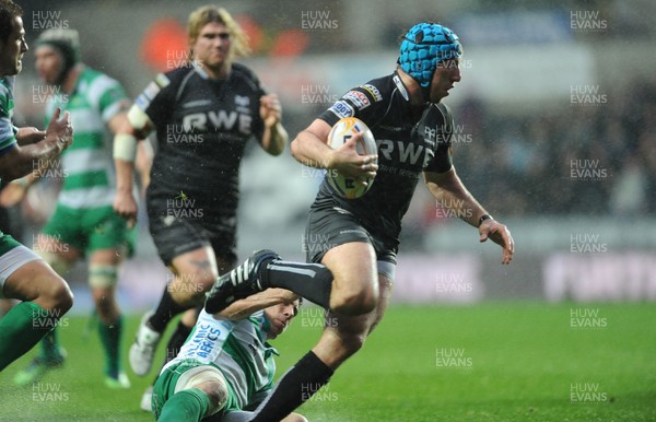 130413 - Ospreys v Treviso - RaboDirect PRO12 -Justin Tipuric of Ospreys gets into space 