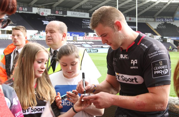 070516 - Ospreys v Ulster - GuinnessPro12 -Players of Ospreys meet the fans following the final whistle