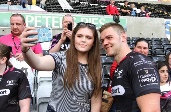 070516 - Ospreys v Ulster - GuinnessPro12 -Players of Ospreys meet the fans following the final whistle