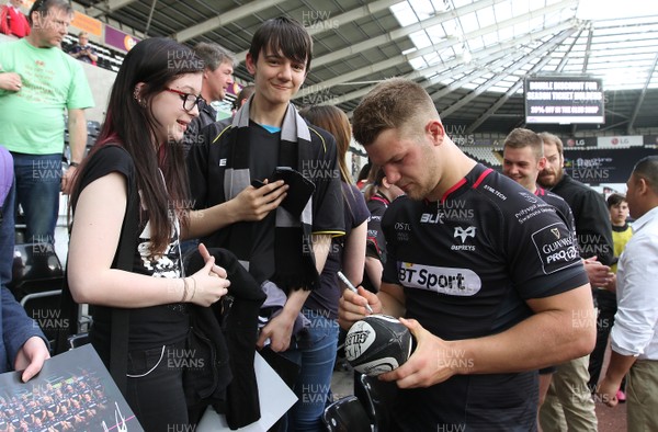 070516 - Ospreys v Ulster - GuinnessPro12 -Players of Ospreys meet the fans following the final whistle