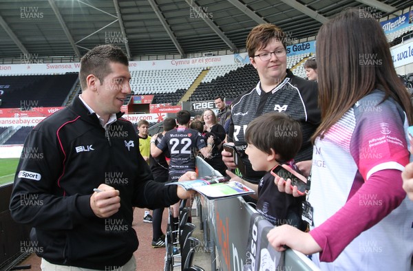 070516 - Ospreys v Ulster - GuinnessPro12 -Players of Ospreys meet the fans following the final whistle