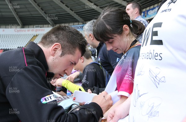 070516 - Ospreys v Ulster - GuinnessPro12 -Players of Ospreys meet the fans following the final whistle