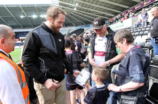 070516 - Ospreys v Ulster - GuinnessPro12 -Players of Ospreys meet the fans following the final whistle