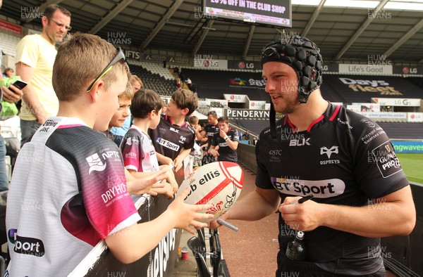 070516 - Ospreys v Ulster - GuinnessPro12 -Players of Ospreys meet the fans following the final whistle