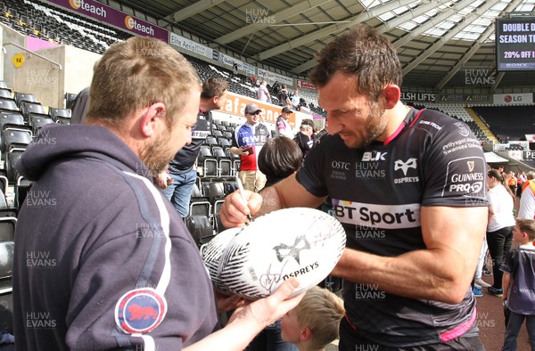 070516 - Ospreys v Ulster - GuinnessPro12 -Players of Ospreys meet the fans following the final whistle