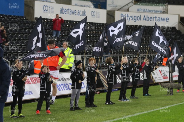 150220 - Ospreys v Ulster Rugby, Guinness PRO14 - Flag bearers and guard of honour