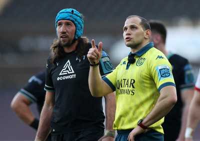 180224 - Ospreys v Ulster - United Rugby Championship - Justin Tipuric of Ospreys speaks to Referee Federico Vedovelli 