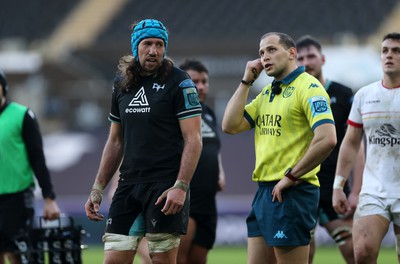 180224 - Ospreys v Ulster - United Rugby Championship - Justin Tipuric of Ospreys speaks to Referee Federico Vedovelli 