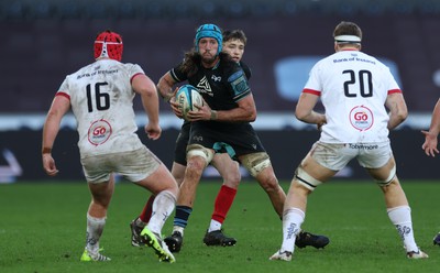 180224 - Ospreys v Ulster, United Rugby Championship - Justin Tipuric of Ospreys takes on Tom Stewart of Ulster and Steven Kitshoff of Ulster