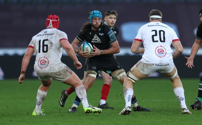 180224 - Ospreys v Ulster, United Rugby Championship - Justin Tipuric of Ospreys takes on Tom Stewart of Ulster and Steven Kitshoff of Ulster