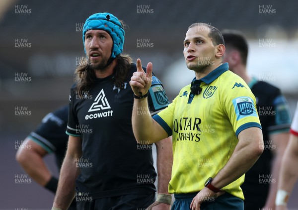 180224 - Ospreys v Ulster - United Rugby Championship - Justin Tipuric of Ospreys speaks to Referee Federico Vedovelli 