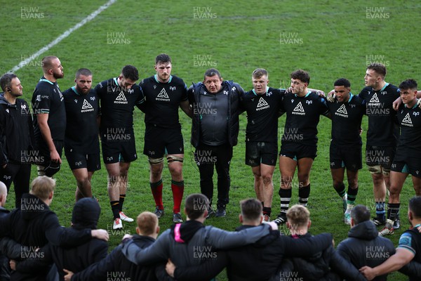 180224 - Ospreys v Ulster - United Rugby Championship - Ospreys Head Coach Toby Booth leads the team huddle