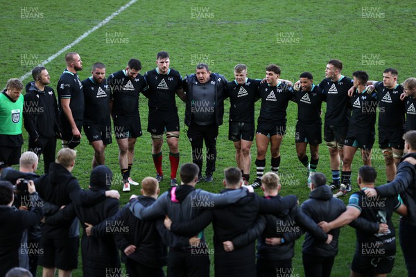 180224 - Ospreys v Ulster - United Rugby Championship - Ospreys Head Coach Toby Booth leads the team huddle