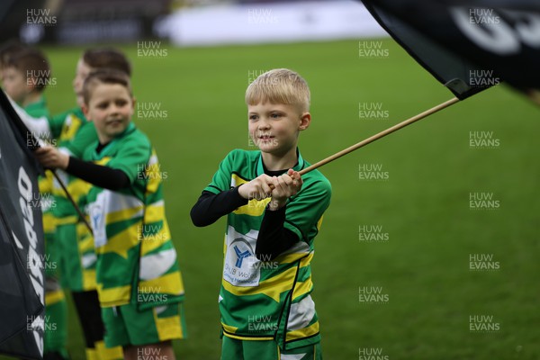 180224 - Ospreys v Ulster - United Rugby Championship - Guard of honour