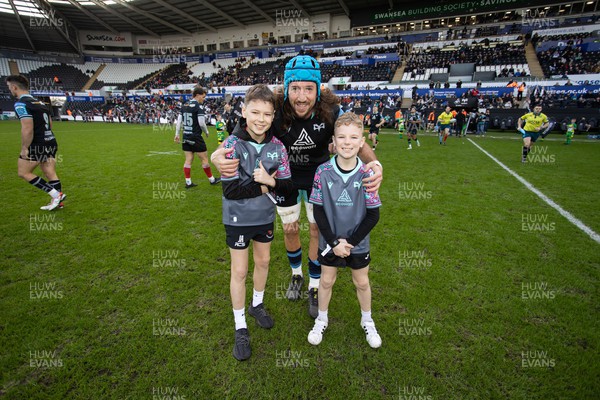 180224 - Ospreys v Ulster - United Rugby Championship - Justin Tipuric of Ospreys with mascots