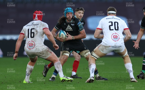 180224 - Ospreys v Ulster, United Rugby Championship - Justin Tipuric of Ospreys takes on Tom Stewart of Ulster and Steven Kitshoff of Ulster