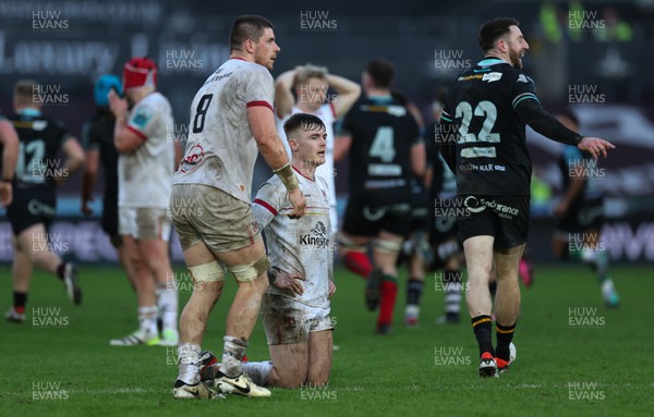 180224 - Ospreys v Ulster, United Rugby Championship - Jake Flannery of Ulster and Nick Timoney of Ulster look on as Dan Edwards of Ospreys scores a last minute drop goal