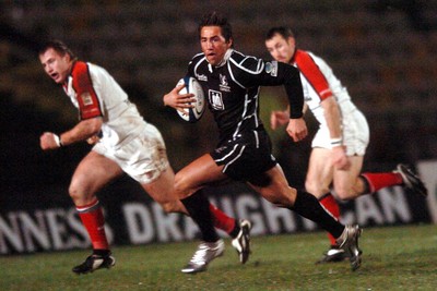 211005 - Ospreys v Ulster - Celtic League - Ospreys' gavin Henson runs in to score try