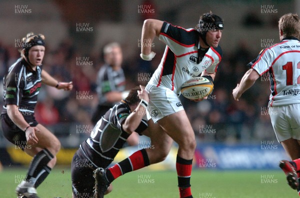 270107 - Ospreys v Ulster - Magners League - Ulster's Tim Barker looks for support 