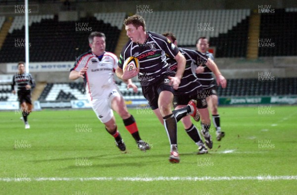 270107 - Ospreys v Ulster - Magners League - Ospreys Nikki Walker runs in for try 