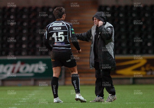 270107 - Ospreys v Ulster - Magners League - Ospreys Gavin Henson takes some advice from coach Lyn Jones during the game 