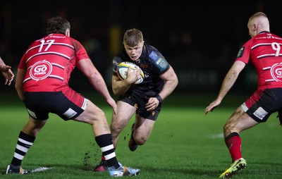280226 - Ospreys v Ulster Rugby, United Rugby Championship - Keiran Williams of Ospreys takes on Angus Bell of Ulster and Nathan Doak of Ulster