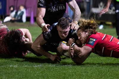 280226 - Ospreys v Ulster Rugby, United Rugby Championship - James Ratti of Ospreys powers over to score try