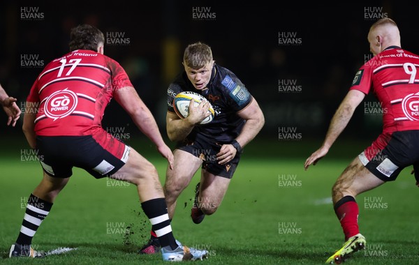 280226 - Ospreys v Ulster Rugby, United Rugby Championship - Keiran Williams of Ospreys takes on Angus Bell of Ulster and Nathan Doak of Ulster