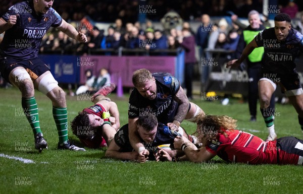 280226 - Ospreys v Ulster Rugby, United Rugby Championship - James Ratti of Ospreys powers over to score try