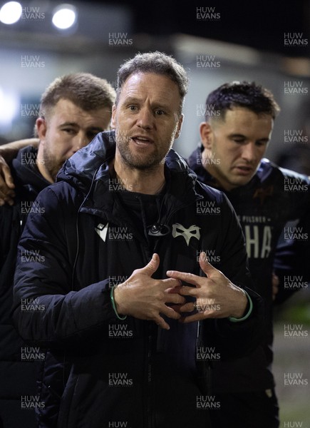 280226 - Ospreys v Ulster Rugby, United Rugby Championship - Ospreys head coach Mark Jones speaks to the team at the end of the match