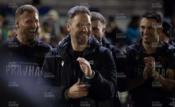 280226 - Ospreys v Ulster Rugby, United Rugby Championship - Ospreys head coach Mark Jones speaks to the team at the end of the match
