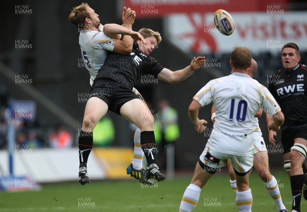 240813 - Ospreys v Worcester Warriors, Pre-season Friendly - Worcester's Chris Pennell and Ospreys Jonathan Spratt compete for the ball