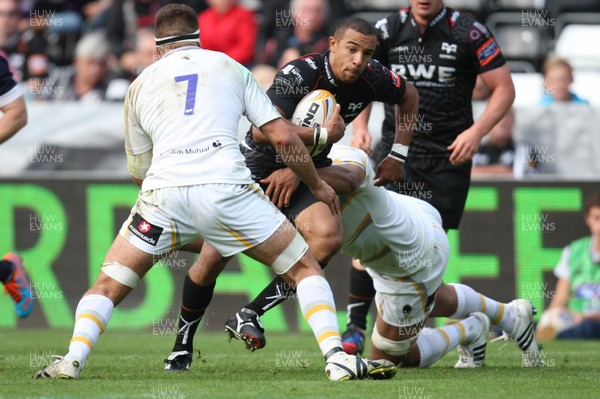 240813 - Ospreys v Worcester Warriors, Pre-season Friendly - Ospreys Eli Walker is tackled by Worcester's Sam Betty and Semisi Taulava