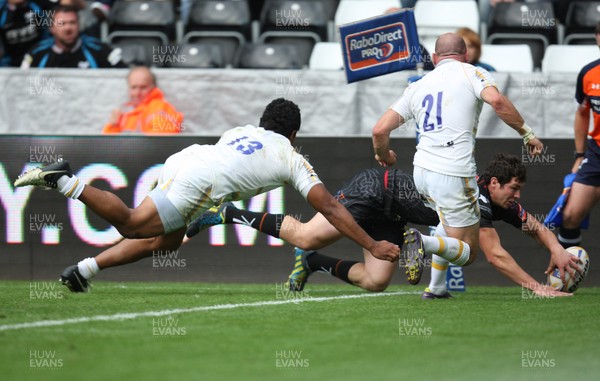 240813 - Ospreys v Worcester Warriors, Pre-season Friendly - Ospreys Ross Jones dives in to score the winning try