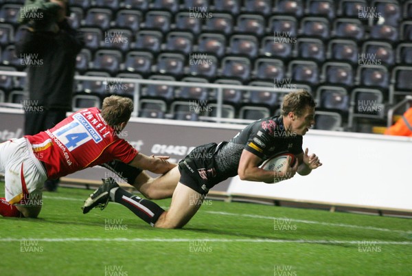 26.10.08 Ospreys v Worcester Ospreys Tommy Bowe scores try despite tackle by Worcester's Chris Pennell. 