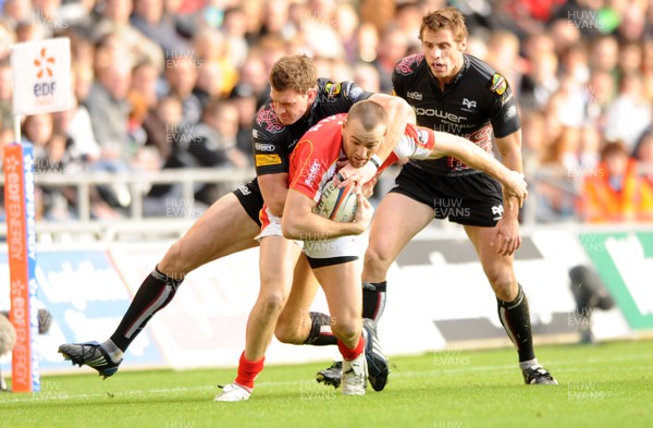 26.10.08 - Ospreys v Worcester - EDF Energy Cup - Worcester's Chris Latham is tackled by Nikki Walker. 