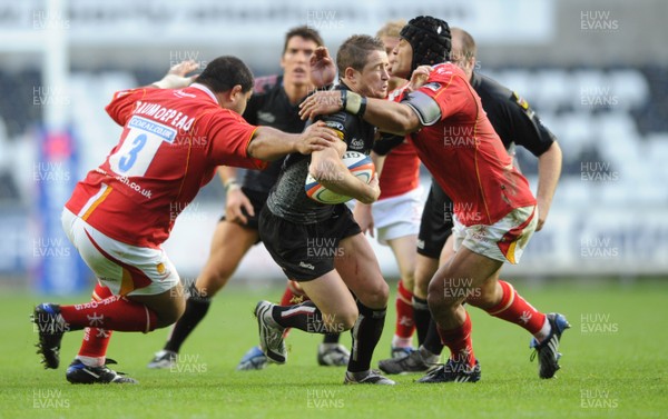 26.10.08 - Ospreys v Worcester - EDF Energy Cup - Ospreys Shane Williams is tackled by Worcester's Tevita Taumoepeau and Sam Tuitupou. 