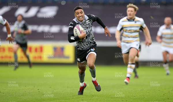 120119 - Ospreys v Worcester Warriors - European Rugby Challenge Cup - Keelan Giles of Ospreys makes a break to score a try