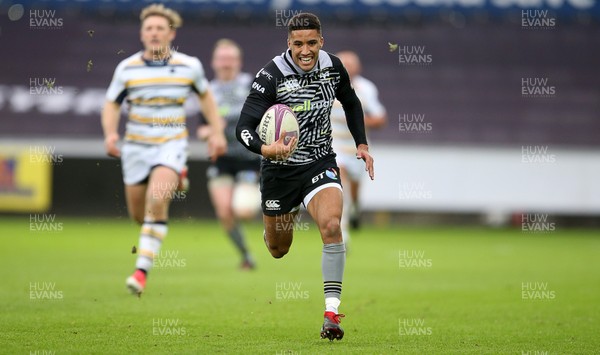 120119 - Ospreys v Worcester Warriors - European Rugby Challenge Cup - Keelan Giles of Ospreys makes a break to score a try