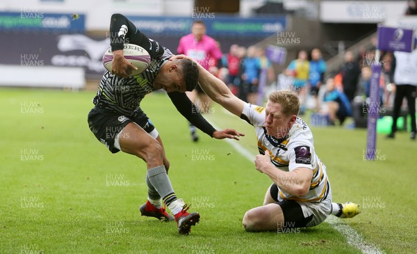 120119 - Ospreys v Worcester Warriors - European Rugby Challenge Cup - Keelan Giles of Ospreys escapes the grasp of Scott Van Breda of Worcester Warriors to score a try
