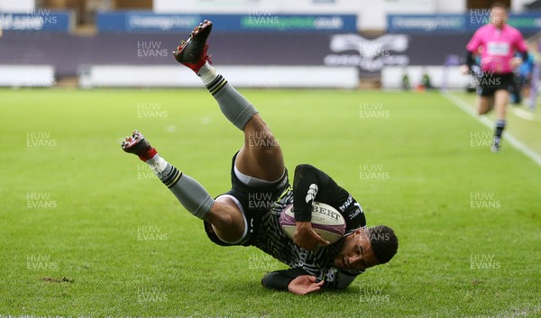 120119 - Ospreys v Worcester Warriors - European Rugby Challenge Cup - Keelan Giles of Ospreys escapes the grasp of Scott Van Breda of Worcester Warriors to score a try