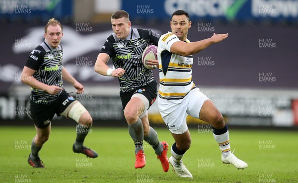 120119 - Ospreys v Worcester Warriors - European Rugby Challenge Cup - Scott Williams of Ospreys runs rings around Ben Te�o of Worcester Warriors