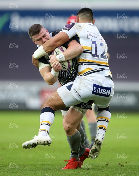 120119 - Ospreys v Worcester Warriors - European Rugby Challenge Cup - Scott Williams of Ospreys is tackled by Ben Te�o of Worcester Warriors